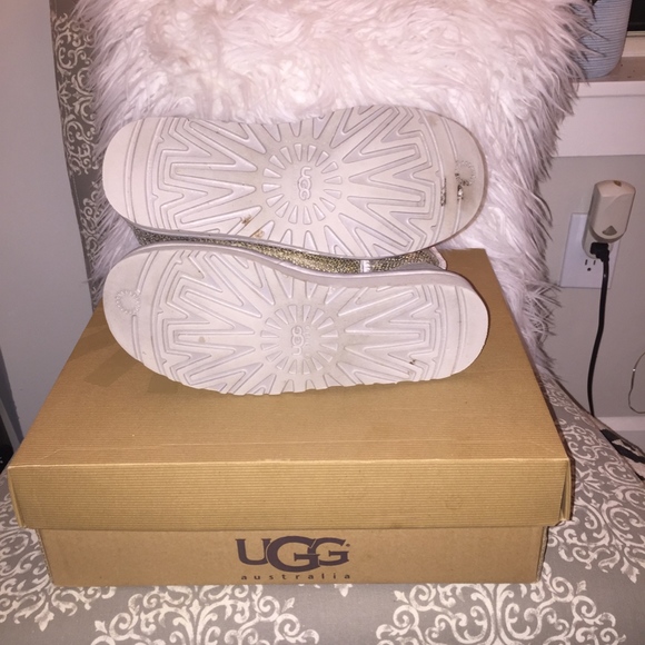 UGG Classic Short Sequin Boot in Silver, Size 7 - Picture 4 of 5